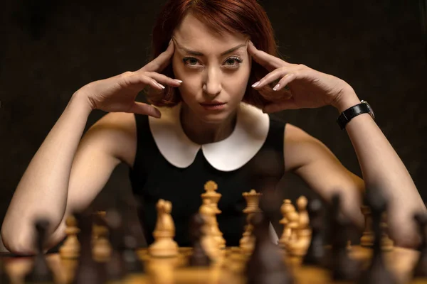 Krásné Červené Vlasy Žena Hraje Šachy Tmavém Pozadí — Stock fotografie