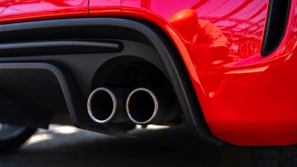 赤いスポーツカーにダブル排気 詳細を閉じる — ストック写真