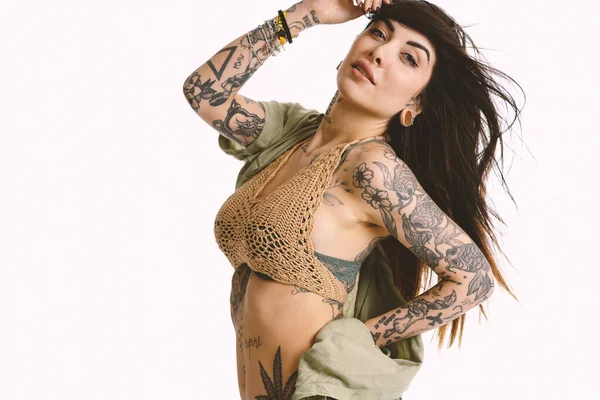 Retrato Mulher Sexy Com Tatuagem Contra Fundo Parede Leve Imagem — Fotografia de Stock
