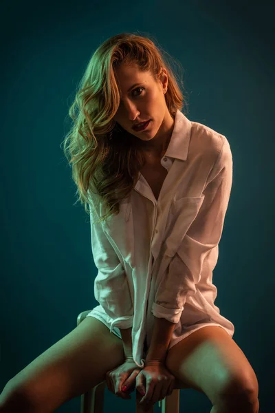 Sensual Mujer Rubia Cerca Retrato Con Camisa Blanca Colorida Fotografía — Foto de Stock
