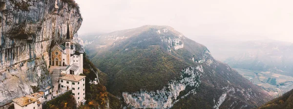 Святилище Мадонна Делла Корона Построенное Горах Северной Италии Панорамный Вид — стоковое фото