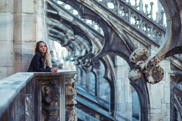 ミラノの有名なドゥオモ大聖堂の屋上に立つ若い笑顔のティーンエイジャーの女性旅行者の肖像画 — ストック写真
