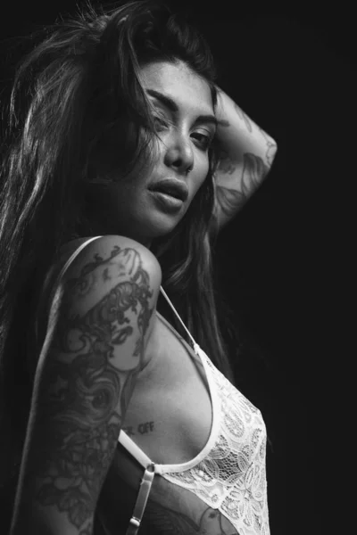 Érzéki Női Stúdió Portré Fehér Fehérneművel Tetoválásokkal Sötét Háttérrel Fekete — Stock Fotó