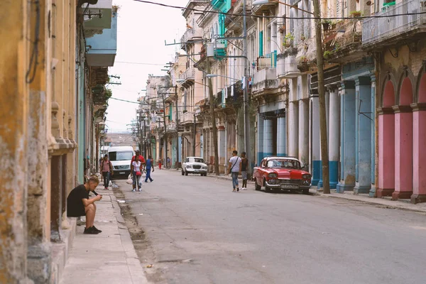 Хавана Куба Март 2019 Винтажный Классический Американский Автомобиль Люди Улице — стоковое фото
