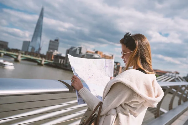 Junges Frauenporträt London Auf Der Millenium Bridge Mit Stadtplan Der — Stockfoto
