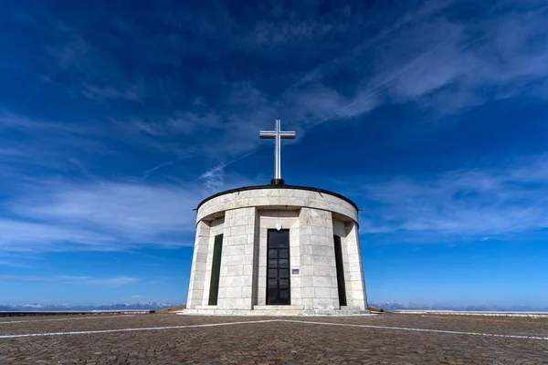 第一世界战争纪念馆名为 Sacrario Militare Del Monte Grappa 意大利威尼托Grappa山 — 图库照片
