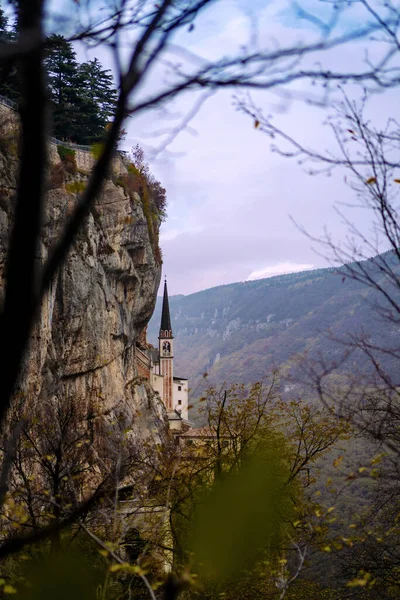 Die Wallfahrtskirche Madonna Della Corona Wurde Den Berg Norditalien Gebaut — Stockfoto