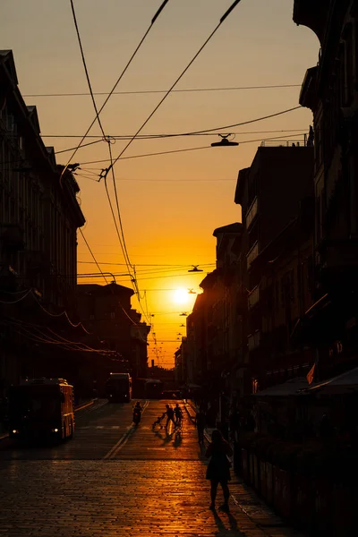 建物のシルエットと日没でボローニャ中心部の景色 ボローニャ ヘンジ — ストック写真