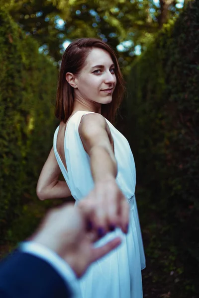公園で白い長いドレスで屋外で手を保持若い美しいバレリーナ バレリーナ計画 — ストック写真