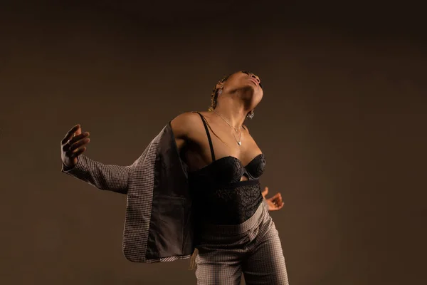 Feliz Africano Preto Mulher Dançando Estúdio Retrato Contra Fundo Marrom — Fotografia de Stock