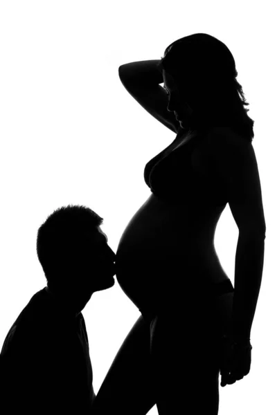Pareja Estudio Íntima Silueta Retrato Hombre Besando Vientre Mujer Embarazada — Foto de Stock