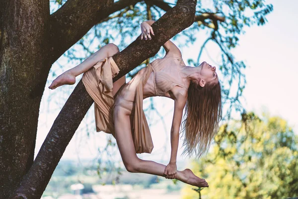 Young Beautiful Ballerina Dancing Outdoors Park Hanging Tree Ballerina Project — Stock Photo, Image