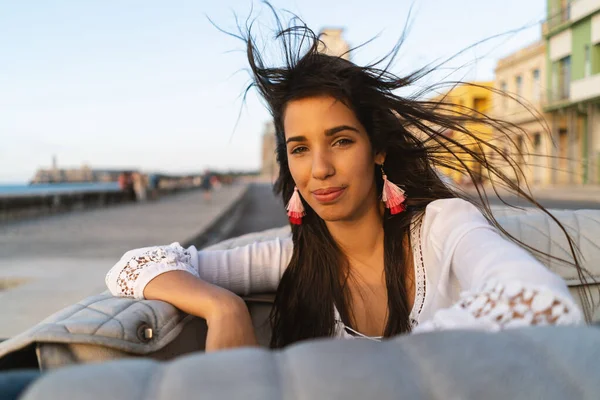 Piękny Kubański Portret Kobiety Zabytkowym Wagonie Kabrioletowym Malecon Hawana Kubie — Zdjęcie stockowe