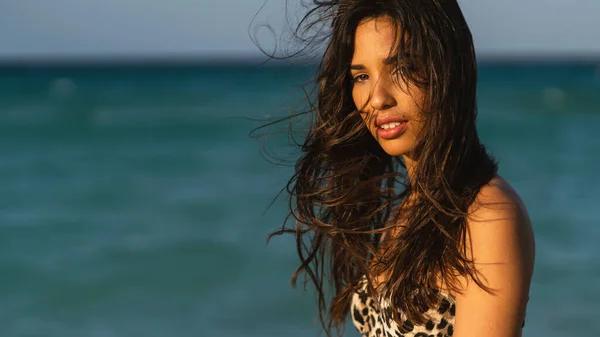 Hermosa Mujer Latina Confiada Retrato Playa Día Soleado Pelo Ventoso —  Fotos de Stock