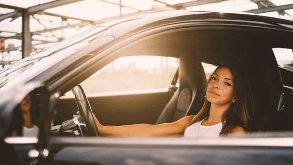 Zelfverzekerde Glimlachende Vrouw Portret Dragen Witte Top Sport Auto — Stockfoto