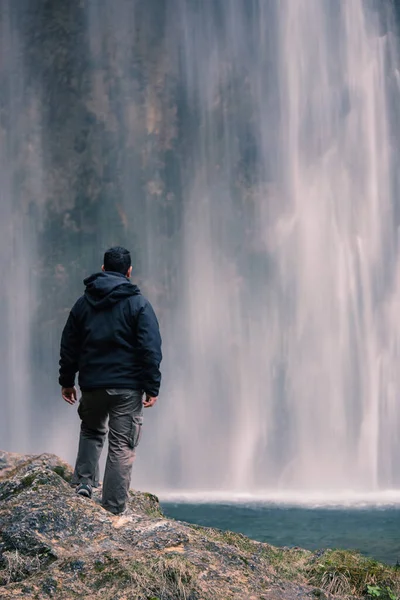 Homme Regardant Une Cascade Dans Parc National Des Lacs Plitvice — Photo