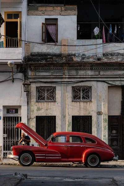 Habana Cuba Marzo 2019 Vista Calle Con Hombre Reparando Viejo —  Fotos de Stock