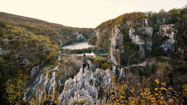 プリトヴィツェ湖国立公園の前景に立っている男とターコイズブルーの水と滝の空中風景 クロアチアだ ヨーロッパ — ストック写真