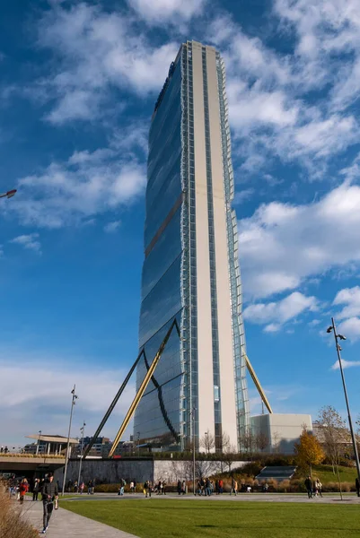 Милан Италия Декабрь 2018 Башня Исозаки Стрейт Внутри Комплекса Торгового — стоковое фото