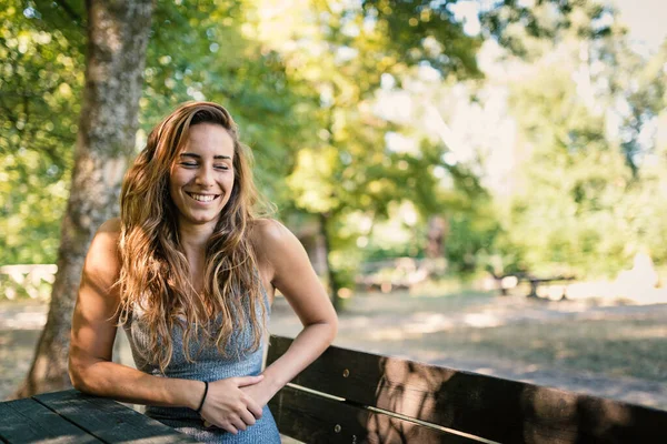 Mujer Joven Retrato Sentarse Una Mesa Riendo Aire Libre Parque —  Fotos de Stock