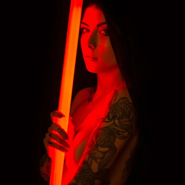 Moda Kadını Portresi Arka Planda Neon Renkli Işıklarla Gece Vakti — Stok fotoğraf