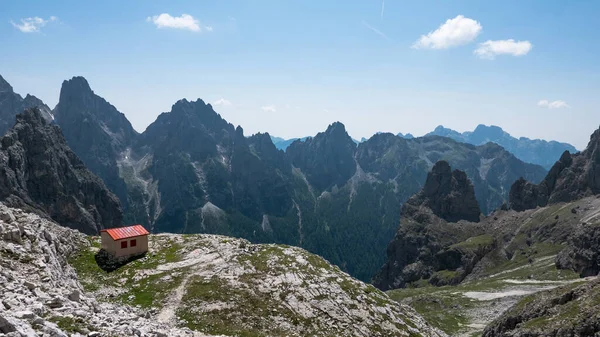 Panoramic View Dolomites Mountains Small Refuge Italy — Stock Photo, Image