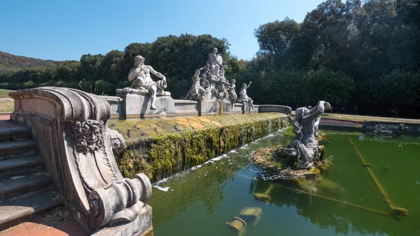 イタリアの旧王宮であるカゼルタ宮殿の公園内にある大理石の彫像と噴水のグループ イタリアのカゼルタ — ストック写真