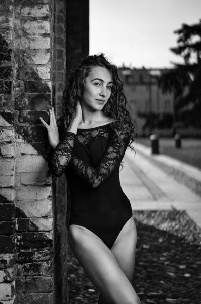 年轻美丽的芭蕾舞演员在城市里的肖像近在咫尺 Ballerina项目 黑白图像 — 图库照片