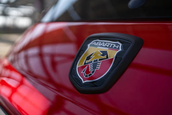 Bologna Olaszország 2021 Március Red Fiat 595 Abarth Competizione Logórészlet — Stock Fotó
