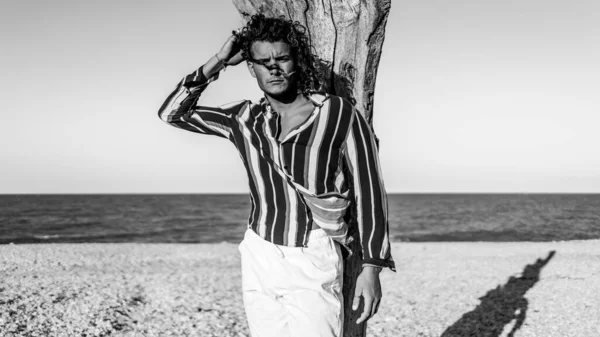 Portret Młodego Pewnego Siebie Mężczyzny Plaży Czarno Biały Obraz — Zdjęcie stockowe