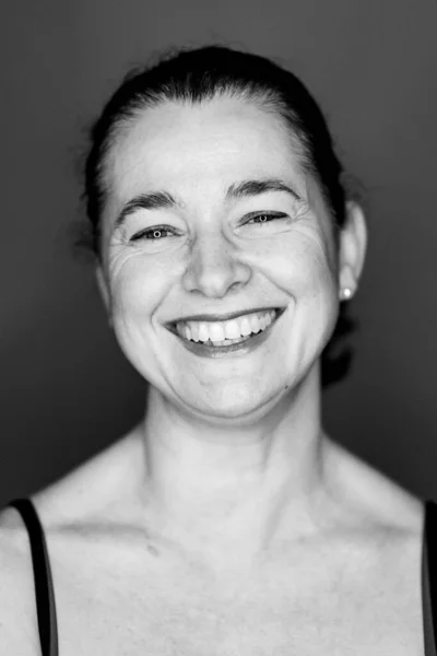 Усміхнена Жінка Середнього Віку Студія Головний Портрет Темному Тлі Чорно — стокове фото