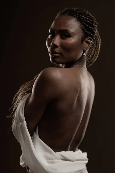 Zmysłowy Portret Afrykańskiej Czarnej Kobiety Nagimi Plecami Ciemnym Tle — Zdjęcie stockowe