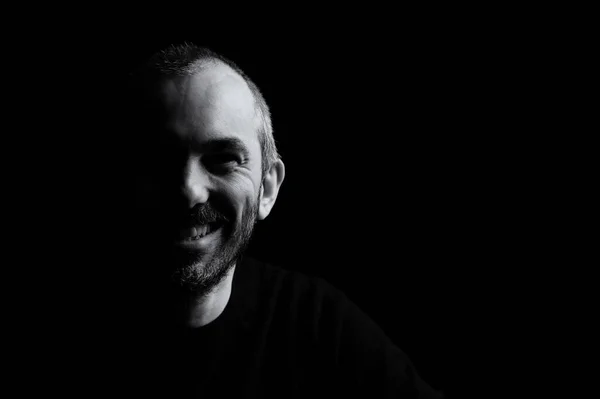 Tmavý Stínový Portrét Usmívajícího Muže Středního Věku Černém Pozadí Černobílý — Stock fotografie