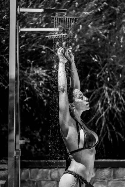 年轻而性感的女人穿着比基尼在户外洗澡 黑白图像 — 图库照片