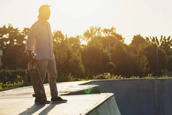 滑板公园的滑板肖像 夕阳西下 生活方式 — 图库照片