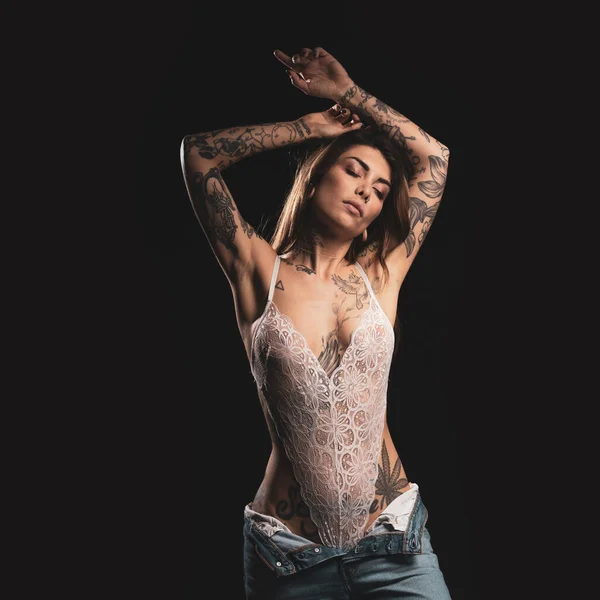 Sexy Žena Studio Portrét Bílým Prádlem Tetování Proti Tmavému Pozadí — Stock fotografie