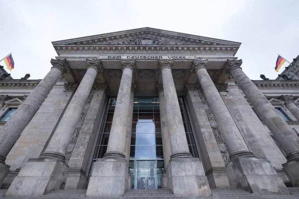 Riksdagshusfasad Berlin Text Det Tyska Folket Byggnationen Riksdagshuset Påbörjades Den — Stockfoto