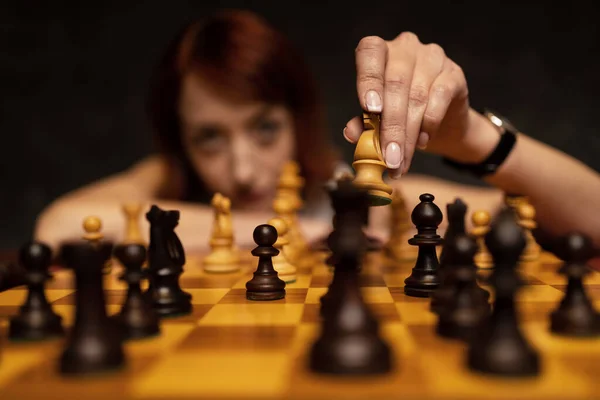 Όμορφη Κοκκινομάλλα Γυναίκα Παίζει Σκάκι Σκούρο Φόντο — Φωτογραφία Αρχείου
