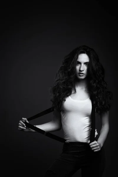 Jonge Zelfverzekerde Vrouw Met Suspender Studio Portret Tegen Donkere Achtergrond — Stockfoto