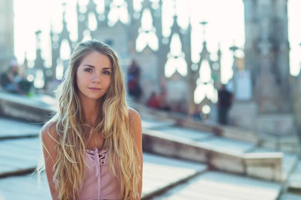 米兰著名多摩大教堂屋顶上美丽的少女微笑着画像 — 图库照片