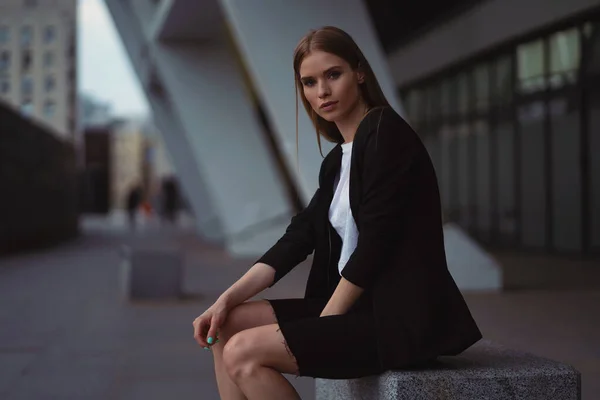 Mooie Zelfverzekerde Jonge Vrouw Mode Portret Straat — Stockfoto
