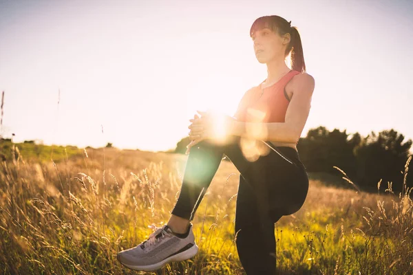 Junge Sportliche Frau Porträtiert Draußen Auf Dem Feld Bei Sonnenuntergang — Stockfoto