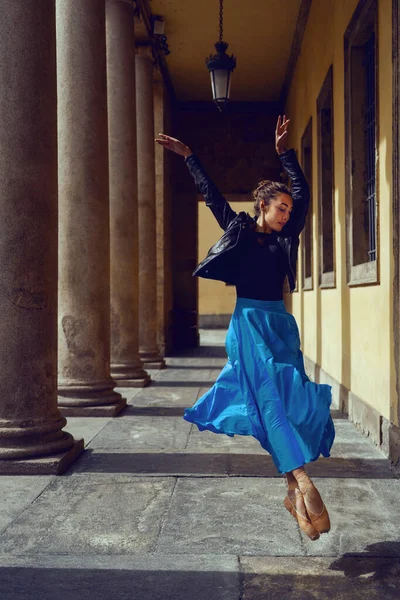 年轻美丽的芭蕾舞演员在城市的户外跳舞和跳跃 Ballerina项目 — 图库照片