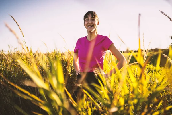Jonge Glimlachende Sportvrouw Portret Buiten Het Platteland Bij Zonsondergang Ondiepe — Stockfoto