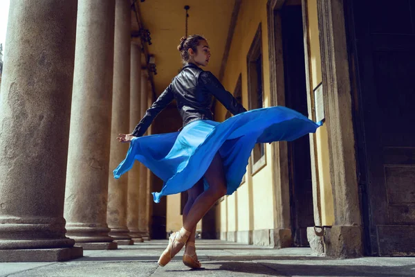 Jonge Mooie Ballerina Dansend Buiten Stad Met Een Blauwe Rok — Stockfoto