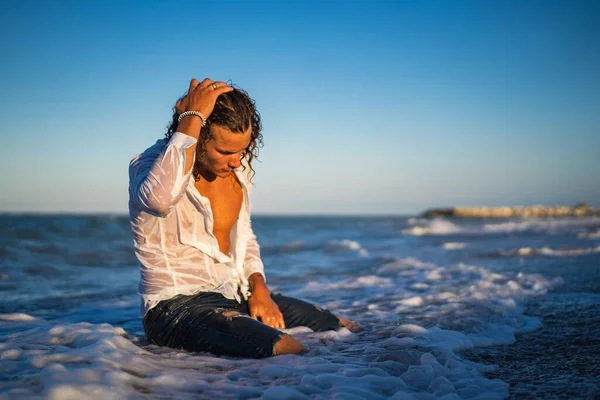 Passar Sexig Man Porträtt Stranden Vid Solnedgången Bär Jeans Och Stockbild