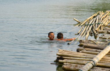 Sangkhlaburi-Kanchanaburi, Tayland-30 Mart 2015: bilinmeyen çocuk nehire tahta atlama köprü Sangkhlaburi, Kanchanaburi, Tayland.