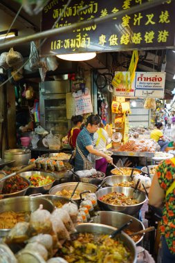 Çin Mahallesi, BANGKOK, THAILAND - 16 Ekim 2018: Yaowarat 'lı (Çin Mahallesi) kimliği belirsiz kadınlar Bangkok, Tayland' da Çin Vejetaryen Gıda Festivali.