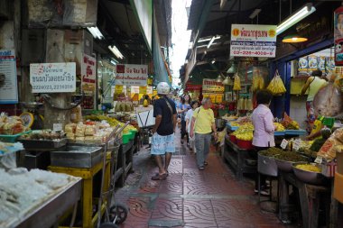 Chinatown, Bangkok, Tayland - 16 Ekim, 2018: tanımlanamayan insanlar yerel pazarda (Charoen Krung 16) Yaowarat(Chinatown) Bangkok, Tayland.