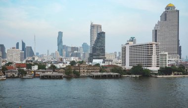 BANGKOK, THAILAND - 23 Aralık 2018: Bangkok, Tayland 'da Chao Phraya nehri olan binaların manzarası.